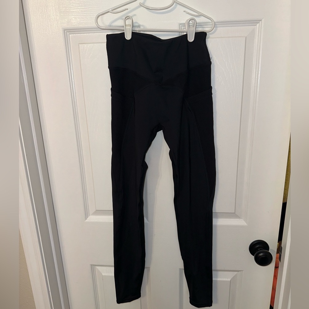 Buffbunny leggings black with ribbed detailing.